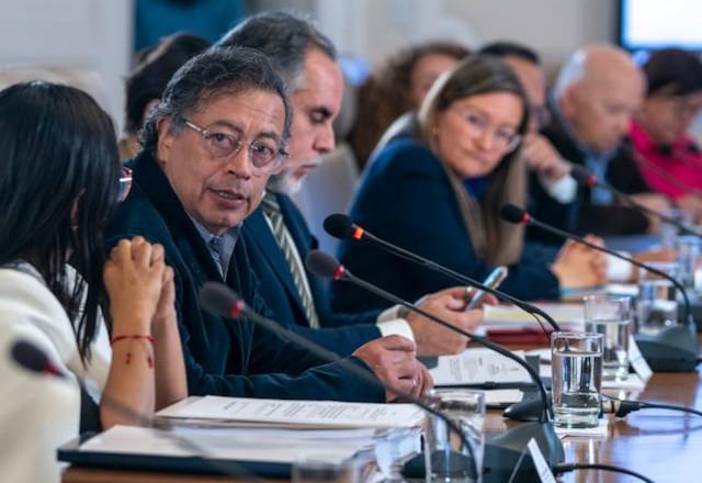 Colombia en su laberinto: el entreguismo progresista y el contraste en las fronteras